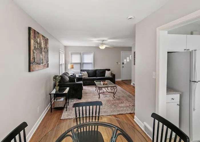 Lovely Duplex In Dt Near Naval Base Apartment Libertyville