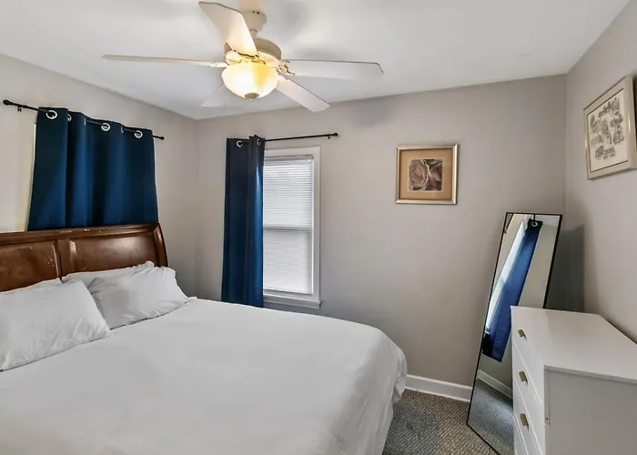 Lovely Duplex In Dt Near Naval Base Apartment