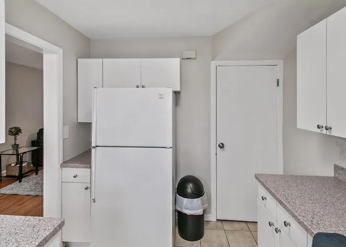 Lovely Duplex In Dt Near Naval Base Apartment