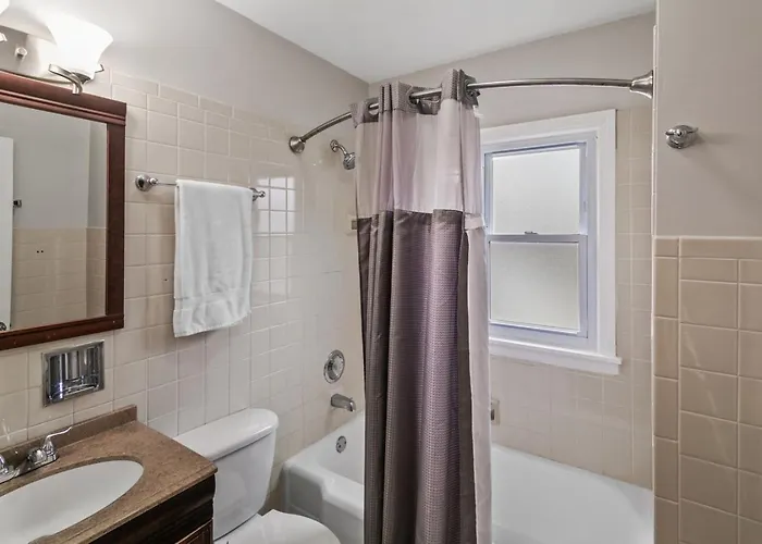 Lovely Duplex In Dt Near Naval Base Apartment