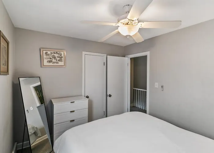 Lovely Duplex In Dt Near Naval Base Apartment
